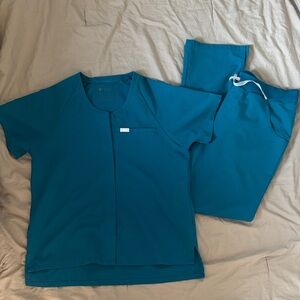 NWOT Figs pacific blue medium/medium tall set. Med tela top and med tall kade